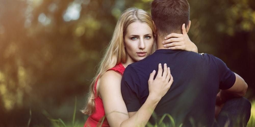 1O Common Signs You Need To Know About Cheating In a Relationship